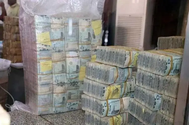 مليشيا الحوثي تصادر أكثر من 60 مليار ريال من أوراق العملة الجديدة بالساحل الغربي