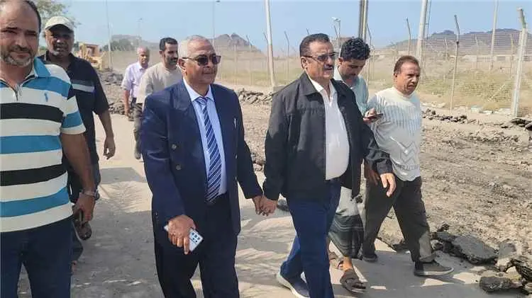 مدير عام البريقة يدشن مشروع إعادة تأهيل أحد الشوار...