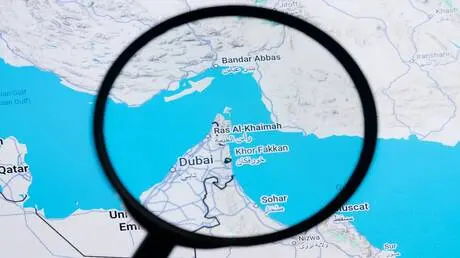 هيئة بحرية بريطانية: إصابتان جراء استهداف سفينة شح...