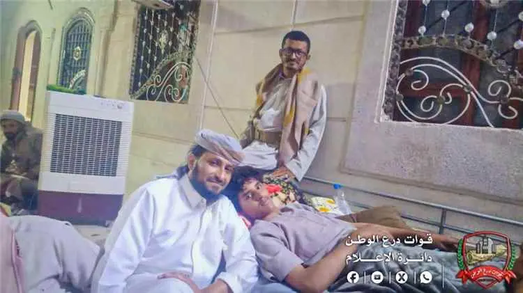 قائد الفرقة الثالثة يزور الجريح البطل ناجي صالح وهيط