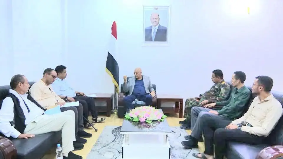 محافظ تعز يناقش مع رابطة الجرحى معالجة أوضاعهم وتق...