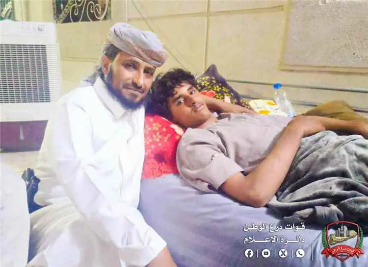 قائد الفرقة الثالثة بقوات درع الوطن يزور الجريح نا...