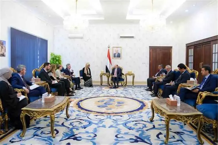 رئيس الوزراء يستقبل في عدن سفيري الاتحاد الأوروبي...