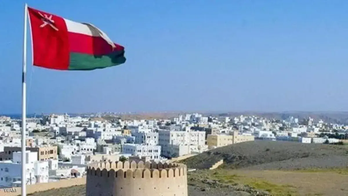 عُمان: إخلاء 27 من طاقم سفينة تجارية بعد استهدافها قرب مسندم