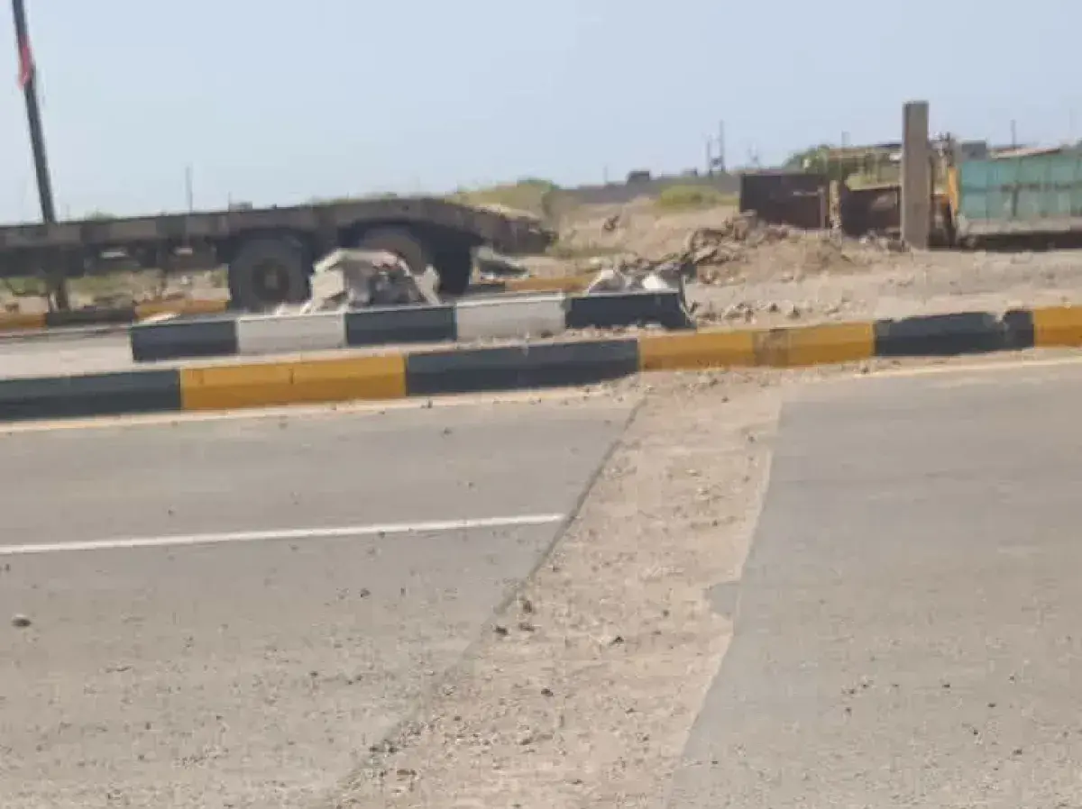 الحوثيون يباشرون تدمير البنية التحتية في المخا.. والمواطنون يحتجون