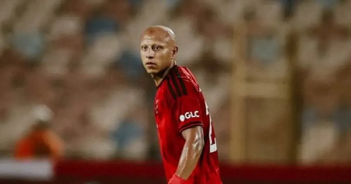 الأهلي يبحث عن مدافع مزدوج الجنسية لتدعيم خط الدفا...