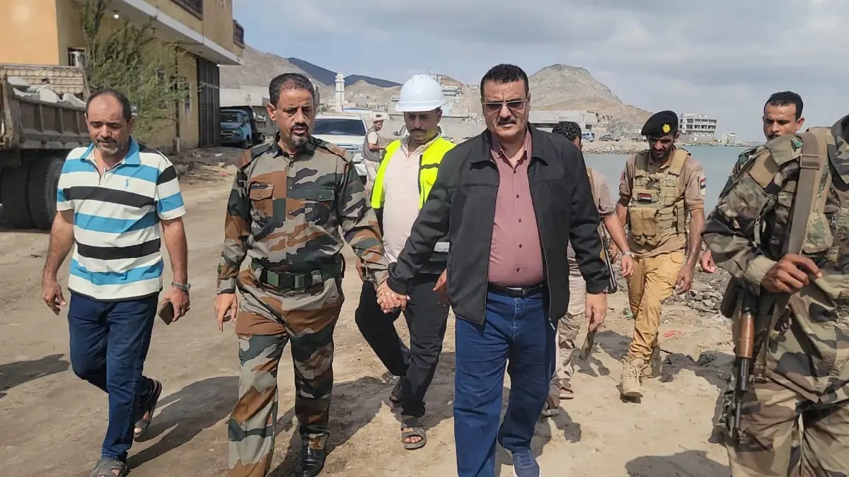 مدير عام البريقة يطلع على الاستعدادات لتنفيذ مشروع...