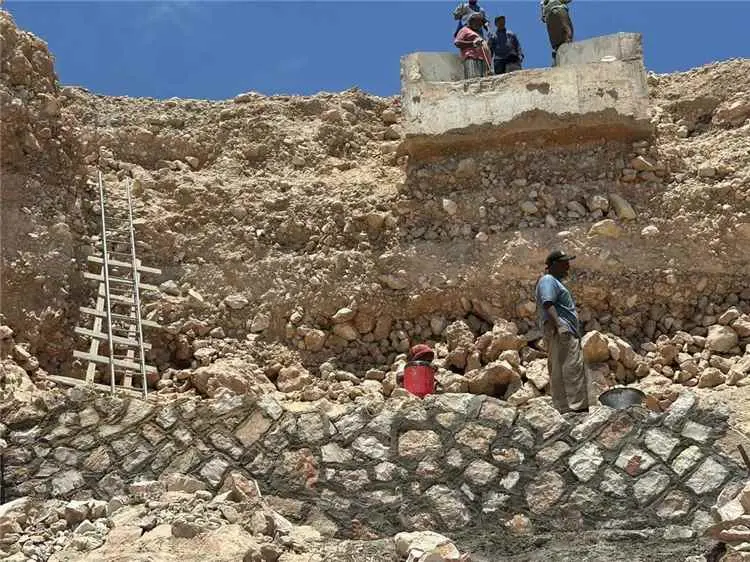 بدء أعمال إعادة الإصلاح وحماية مخارج العبارات بطري...