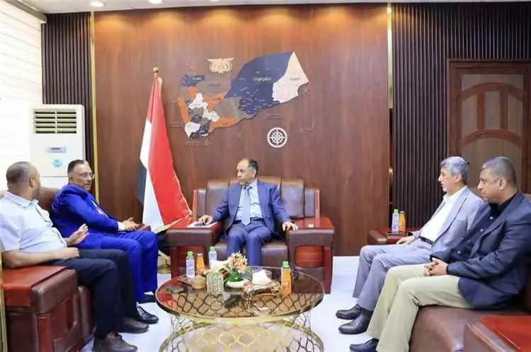 عدن: وزير الصناعة ورئيس الجمارك يناقشان آليات تسري...
