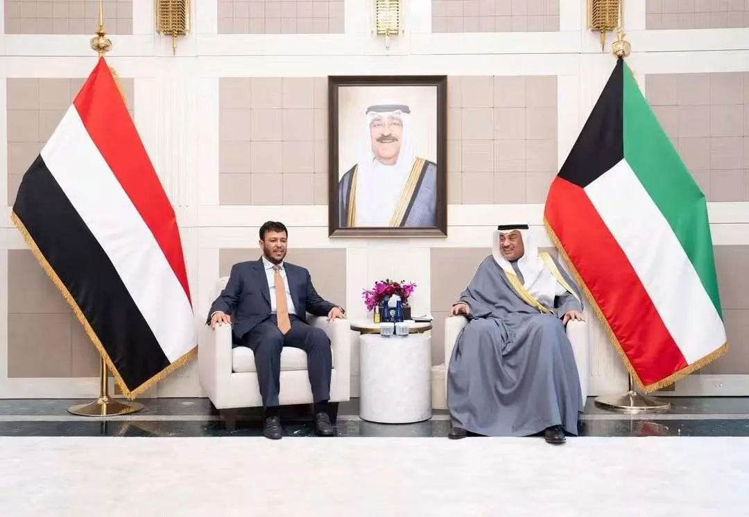 عضو مجلس القيادة عبدالله العليمي يبحث مع ولي عهد الكويت العلاقات الثنائية وتطورات الأوضاع