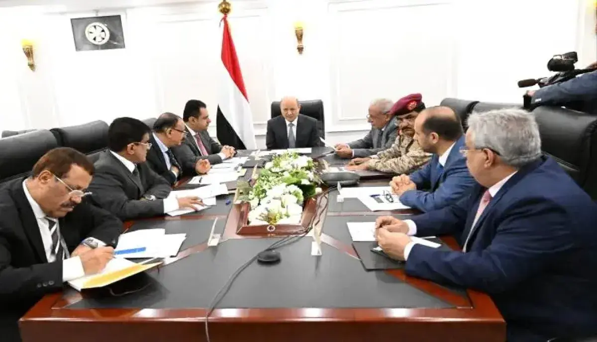 اسرار | بالتفاصيل- عقدة (قيادة إدارة الغرفة).. عقبة رئيسية تعرقل تحركات الرئاسي اليمني لتوحيد القرار العسكري