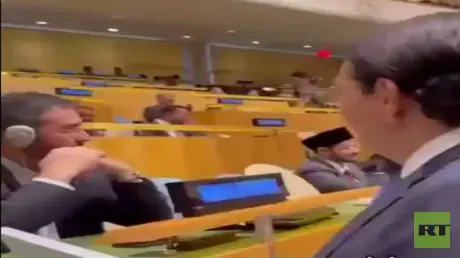 سفير إسرائيل يقترب من دبلوماسي إيراني ويستفزه بـ"ج...