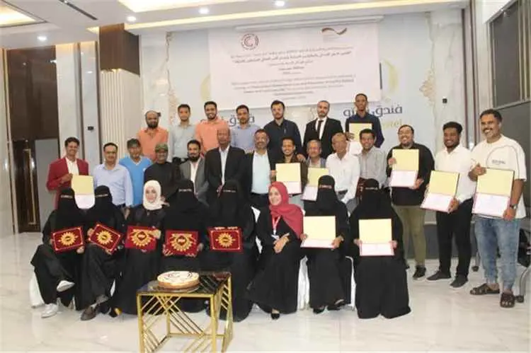 مدير عام المكلا يشهد اختتام دورة تدريبية حول القان...