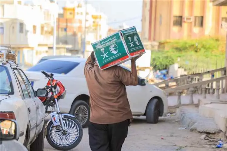 مركز الملك سلمان للإغاثة يوزع 1,174 سلة غذائية في...