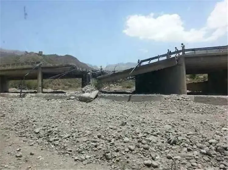 الطيران الحربي يستهدف جسراً استراتيجياً لإمدادات ا...