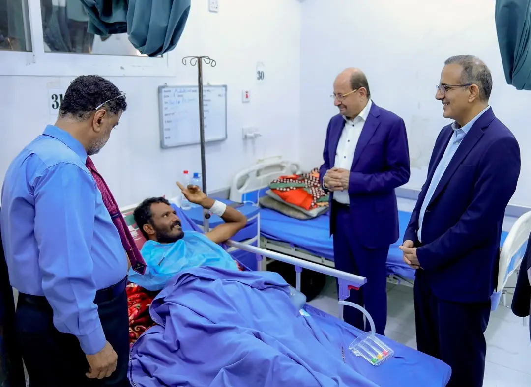 رئيس الوزراء يتفقد أوضاع الجرحى الابطال في مستشفى...