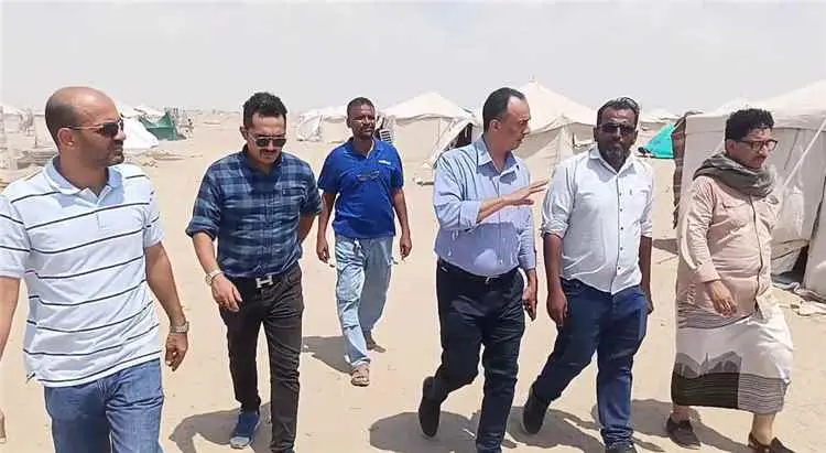 مدير صحة عدن يتفقد مخيم الفردوس ويؤكد تقديم الرعاي...