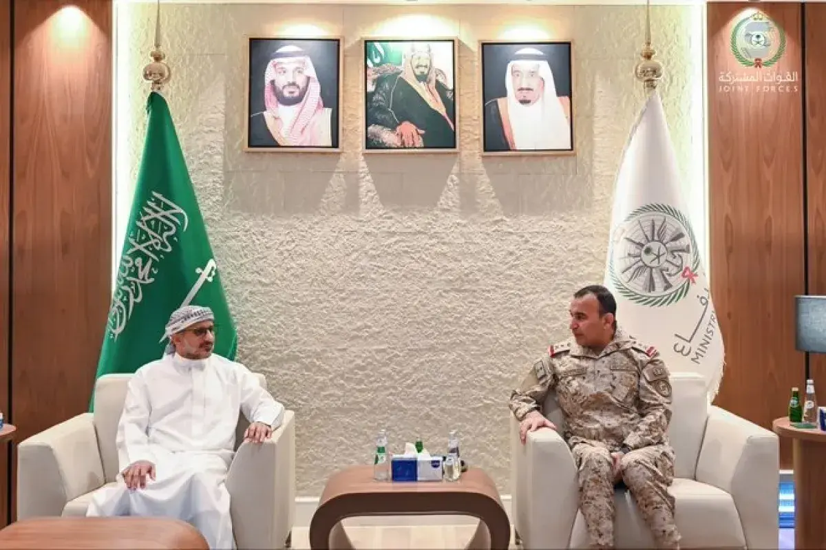 قائد القوات المشتركة يبحث مع الفريق طارق صالح تعزي...