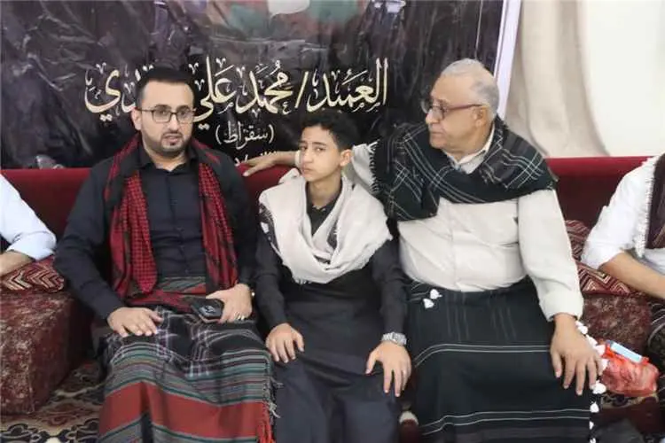 الوزير العولقي يقدم واجب العزاء في وفاة العميد «سقراط»