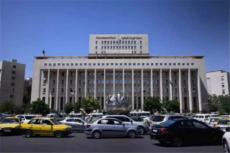 أكثر من مليار دولار.. حاكم مصرف سوريا المركزي يتوق...