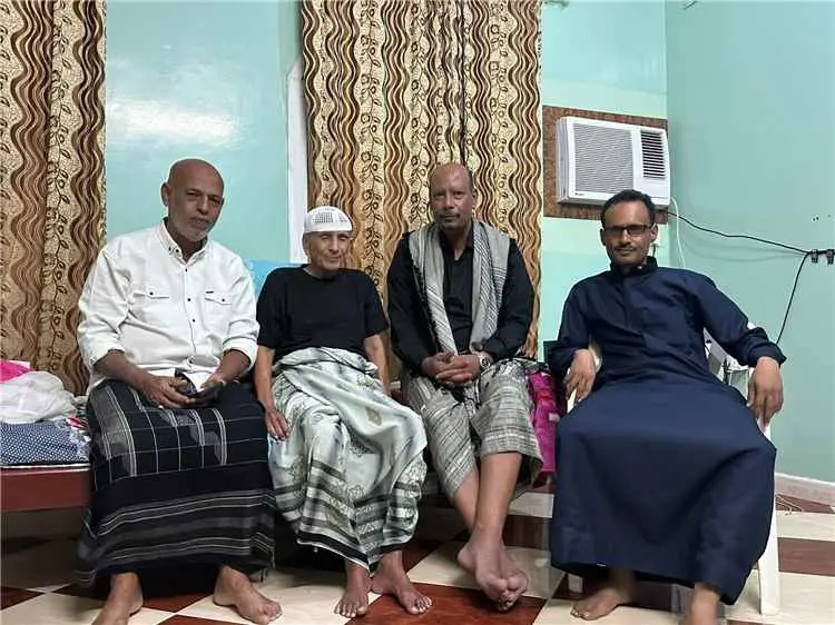 وفاءً لعطاء عقود.. مدير عام المكلا يزور «طبيب الناس وخاتن الأجيال» سالم بارمادة
