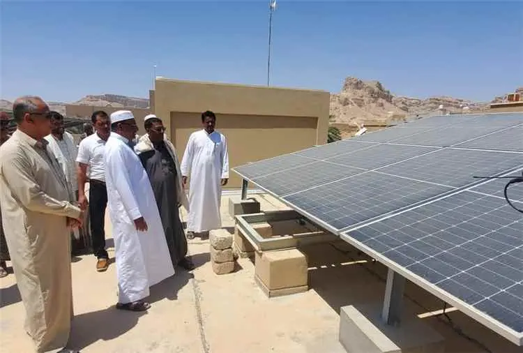 الوكيل التميمي يفتتح مشروع منظومة طاقة شمسية بمبنى ادارة مياه تريم