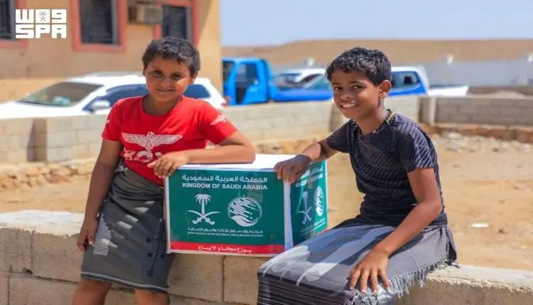 مركز الملك سلمان يوزع 1,174 سلة غذائية في المكلا