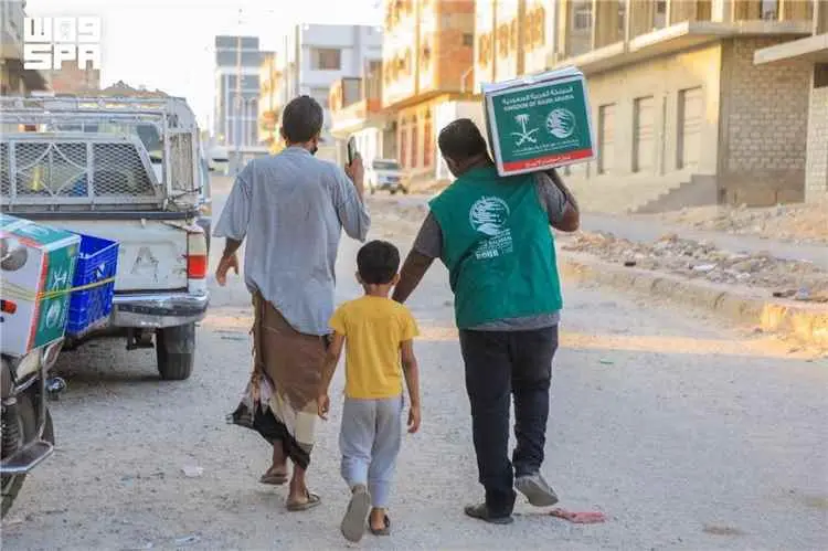 مركز الملك سلمان يوزع 1,174 سلة غذائية على أكثر من 8 آلاف مستفيد في المكلا