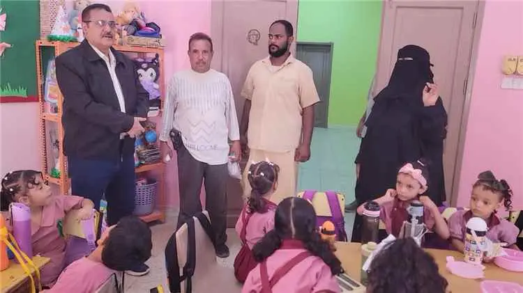 مدير عام البريقة يوجه بتركيب أجهزة تكييف لروضة الشموع
