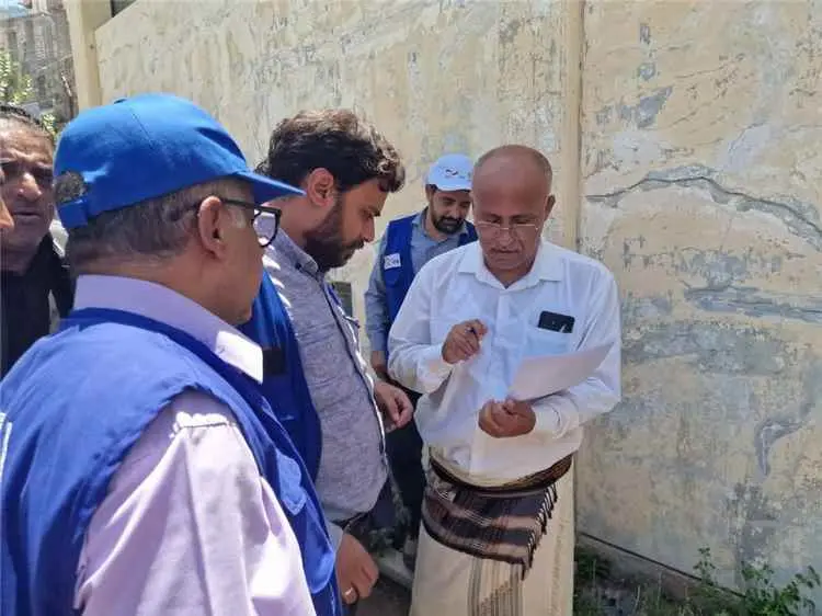 مدير عام المظفر يسلم جهة التنفيذ موقع مشروع حفر بئر ارتوازي بمدينة النور