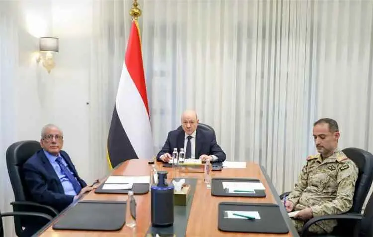 رئيس مجلس القيادة يشيد بكفاءة القوات المسلحة ويوجه...