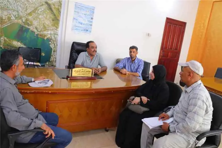 مدير عام خورمكسر يناقش مع شعبة المشاريع بتربية عدن...