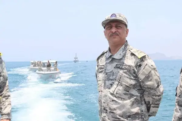 بعد سيطرتهم على الساحل الغربي.. سفن الحوثيين تجوب...