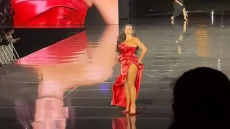 ياسمين صبري تخطف الأنظار بفستان أحمر في أسبوع المو...
