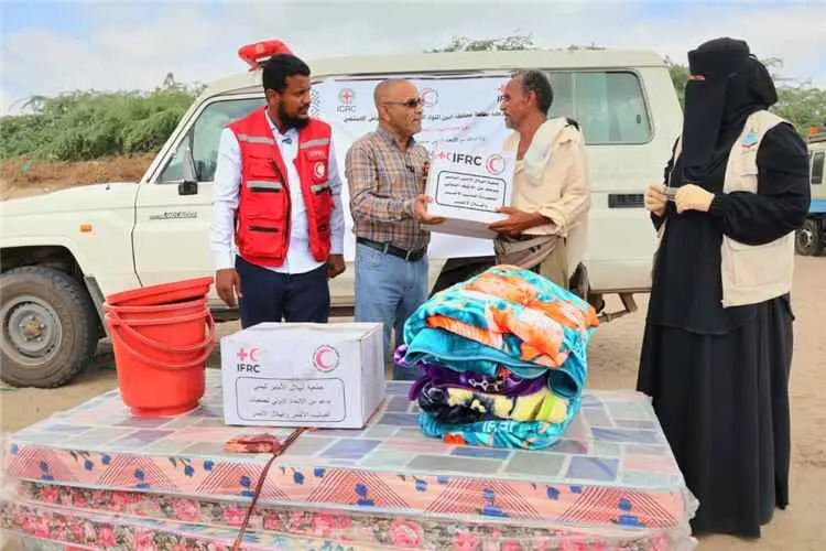 الهلال الأحمر اليمني بأبين يدشن توزيع المواد الغذا...