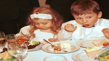 الكشف عن خطر غير متوقع لتناول الحلويات في الطفولة
