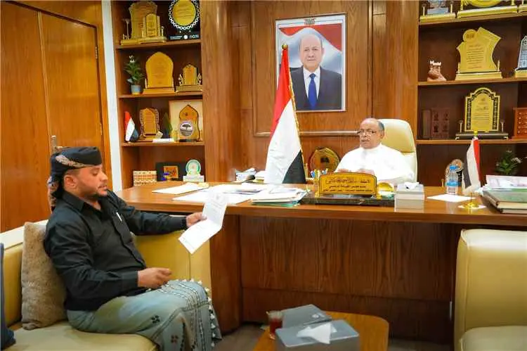 عضو مجلس القيادة محافظ حضرموت يناقش ترتيبات استئنا...