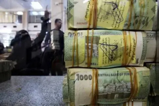 قيادات حوثية تسحب أموالها من بنوك صنعاء وسط استعدا...