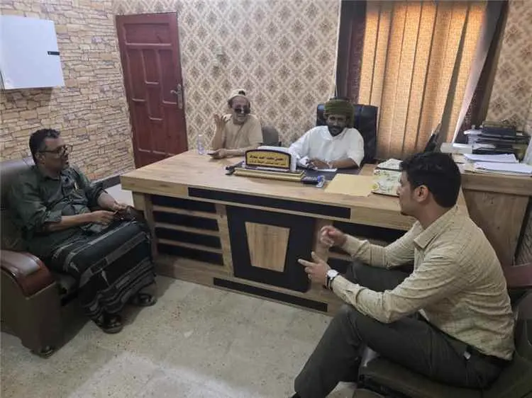 مدير مستشفى الغيضة يلتقي مدير التثقيف والاعلام الصحي بالمهرة