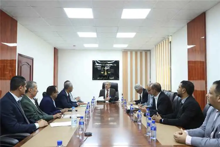 رئيس مجلس القضاء الأعلى يلتقي رؤساء المحاكم والنيابات الجزائية المتخصصة بعدن ويشدد على سرعة البت في القضايا