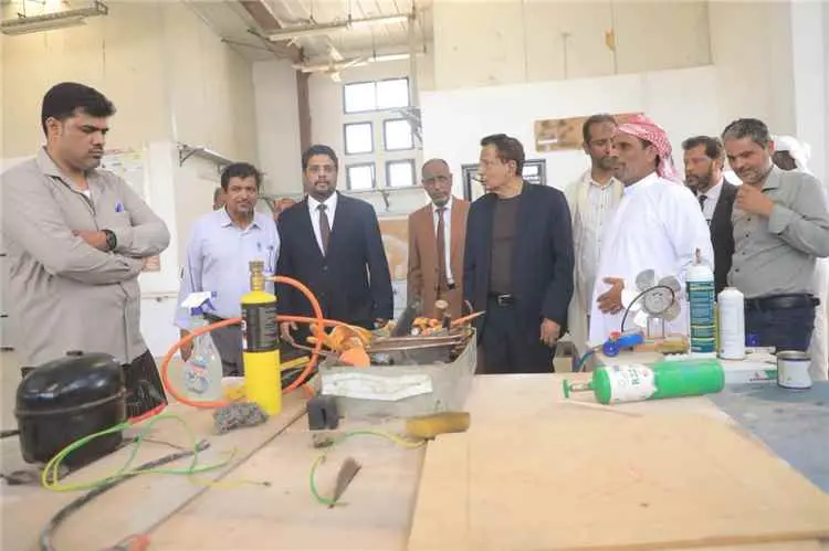 محافظ المهرة ووزير التعليم الفني يتفقدان المعهدين التقني والصناعي بمدينة الغيضة