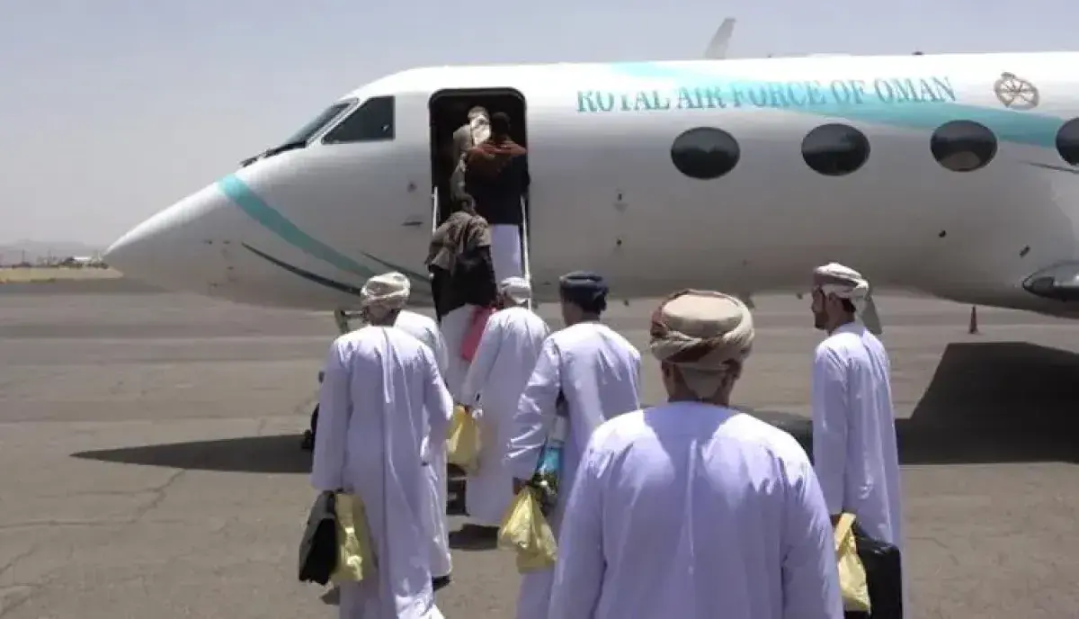 اسرار | طائرات عسكرية وثغرات بحرية : تسريبات تقوض (حياد) مسقط وتكشف ممرات إمداد الحوثيين