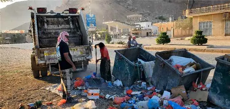 وحدة النظافة والتحسين بمديرية القطن تواصل تنفيذ برنامجها اليومي في تنظيف الشوارع والأحياء والأسواق