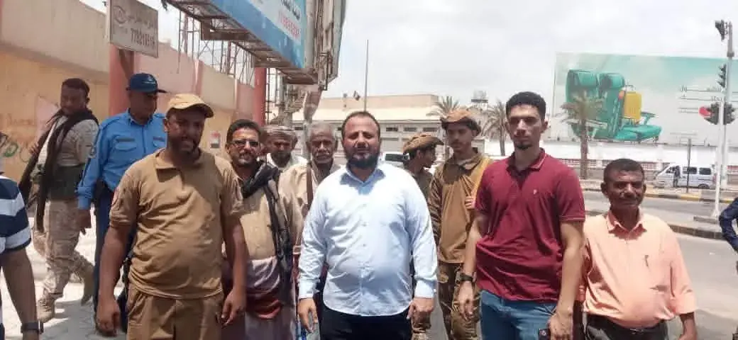 مدير عام المنصورة يفتتح محطة لسيارات الأجرة ويتفقد مشاريع خدمية في شارع القطيبي..