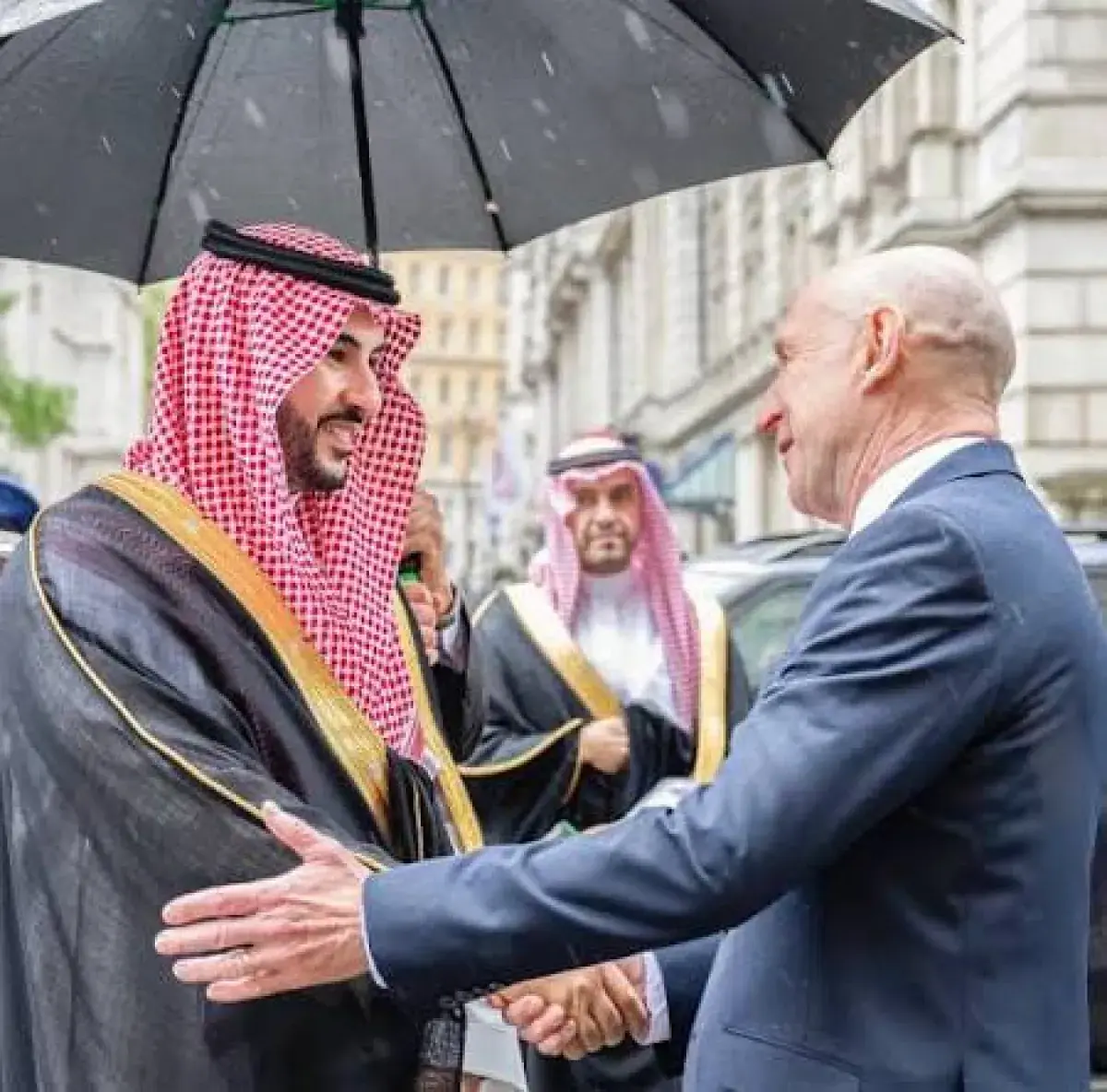 وزيرا الدفاع السعودي والبريطاني يبحثان تطورات الأو...
