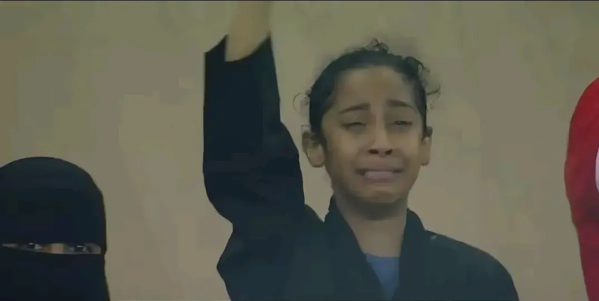 طفلة يمنية تبكي فرحًا بعد الهدف الرابع للمنتخب الي...