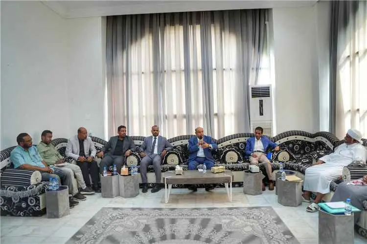 الخنبشي يبحث مع رجال الأعمال إطلاق قافلة إغاثية لل...