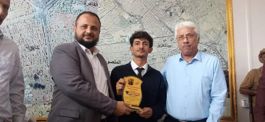 مكتب السياحة والسلطة المحلية بالمنصورة يكرمان الطالب صالح القفعي تقديرا لمشاركاته الدولية