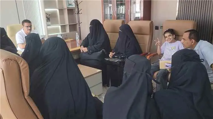 مدير البريقة يلتقي بمؤسسة الحق في الحياة ويؤكد بتوفير عدد من المتطلبات لتوسيع الخدمات لأطفال الشلل الدماغي