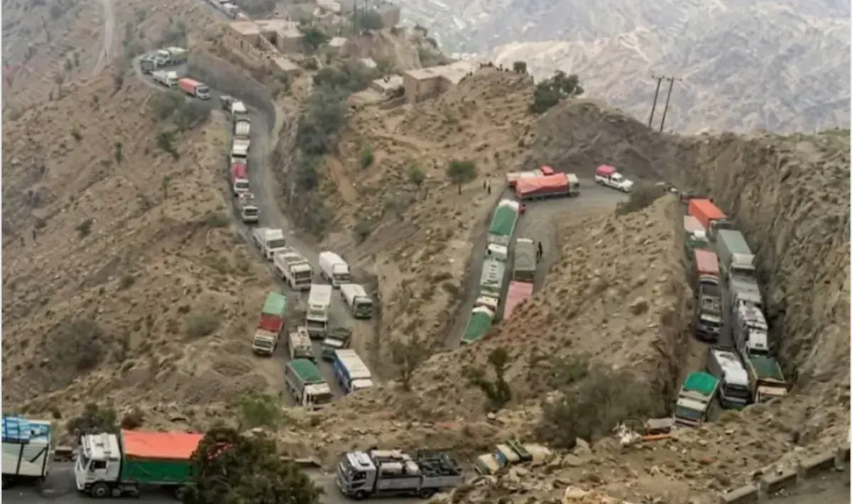 مليشيا الحوثي تفجّر عبّارة رئيسية وتقطع طريق تعز ـ عدن